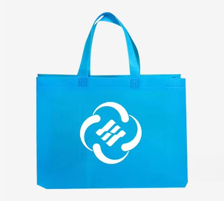 Коробка с бумажными подарками и бумажные пакеты